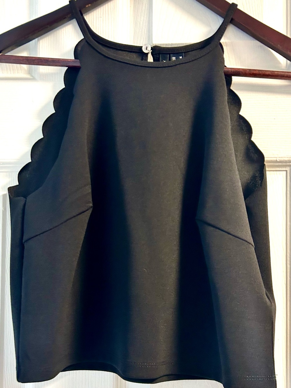 NWT Vera Moda Black Scallop-Edge Women's crop top. High quality jersey Lycra